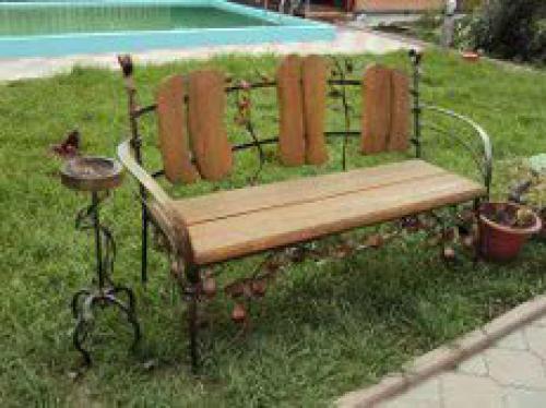 Скамейка для дачи из металла. Как выбрать место для установки дачной скамьи