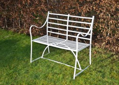 Скамейка для дачи из металла. Как выбрать место для установки дачной скамьи