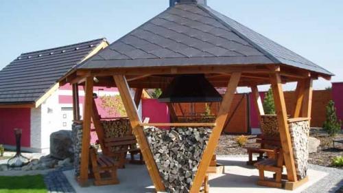 Готовые проекты беседок с мангалом. Ваша беседка с мангалом: важные детали