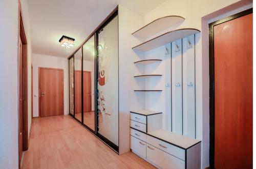 Шкаф-купе в прихожую наполнение 2 двери. Особенности наполнения шкафов-купе в прихожую, варианты зонирования