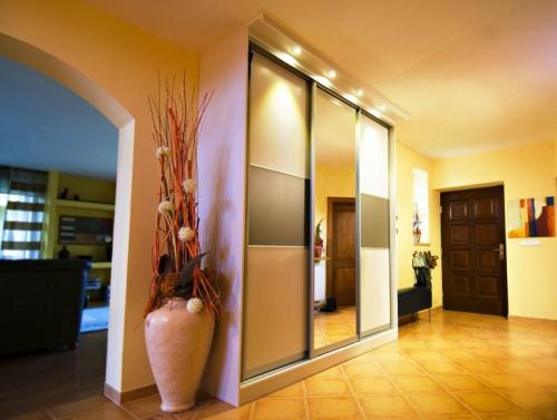 Открытый шкаф в прихожую. Шкаф в прихожую —, как сэкономить пространство без потери функционала? 130 фото лучших идей современности