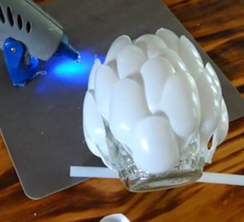 Ваза из пластиковой бутылки и ложек. Ваза из ложек