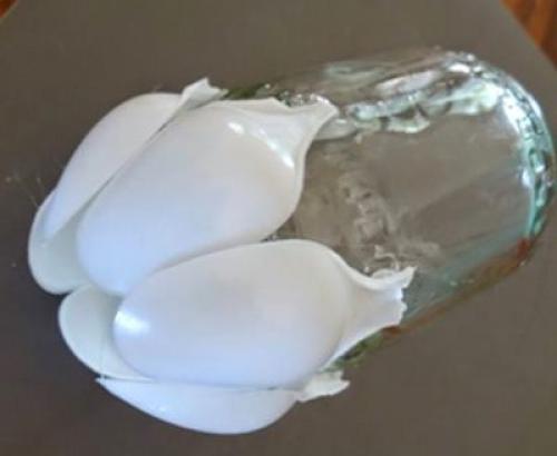 Ваза из пластиковой бутылки и ложек. Ваза из ложек