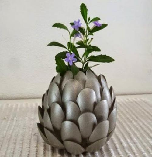 Ваза из пластиковой бутылки и ложек. Ваза из ложек