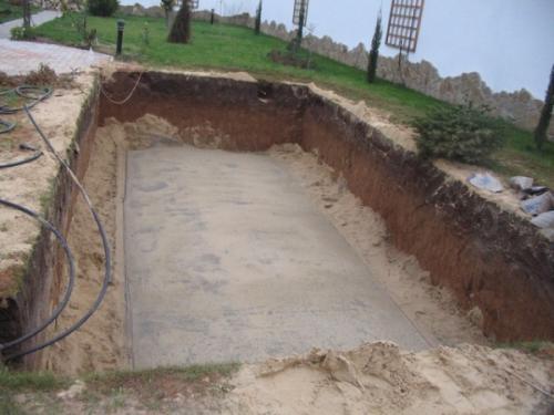 Бассейн во дворе частного дома своими руками. Роем яму и подготавливаем подушку