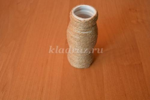 Ваза своими руками: мастер-класс по созданию из бутылки и шпагата 03