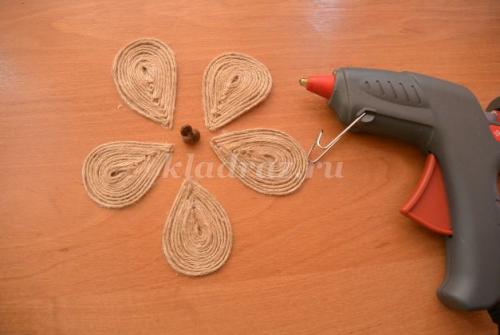 Ваза своими руками: мастер-класс по созданию из бутылки и шпагата 11