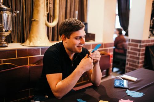 Сколько времени занимает создание этого интересного изделия. Паперкрафт-мастер Сергей Евстратов: «Люди думают: раз это бумага, стоить должно дёшево»