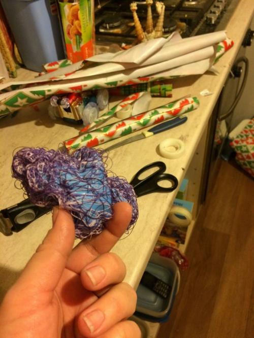 Как избежать провисания шпагата во время высыхания клея. Нужна помощь