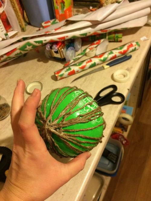 Как избежать провисания шпагата во время высыхания клея. Нужна помощь