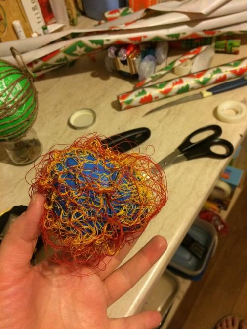 Как избежать провисания шпагата во время высыхания клея. Нужна помощь