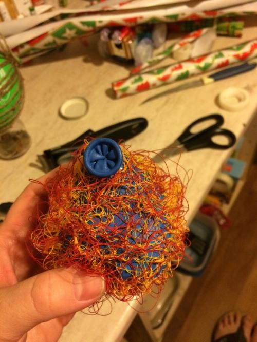 Как избежать провисания шпагата во время высыхания клея. Нужна помощь