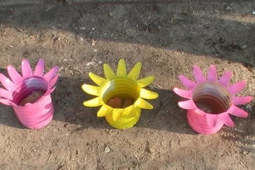 Какие другие материалы можно использовать вместе с бутылкой из-под йогурта для украшения. Идеи поделок для сада и огорода 2025 из пластиковых бутылок