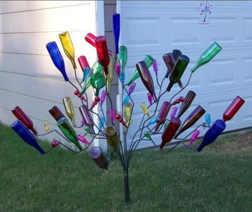 Какие другие материалы можно использовать вместе с бутылкой из-под йогурта для украшения. Идеи поделок для сада и огорода 2025 из пластиковых бутылок