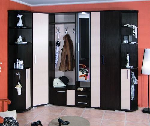 Угловая прихожая для маленького коридора. Маленькие хитрости