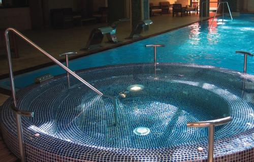 Что постелить вокруг бассейна. Плиточное покрытие