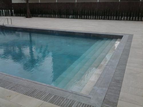 Что постелить вокруг бассейна. Плиточное покрытие