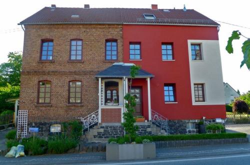 Как облагородить кирпичный дом. Краска для кирпича для наружных работ