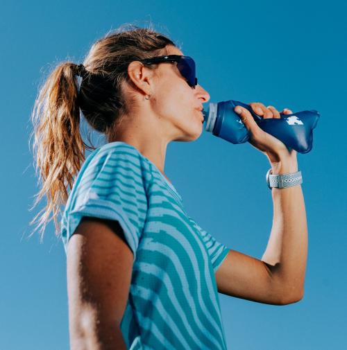 Мастер-класс: как сделать вазу из бутылки с джутом и декупажем 11