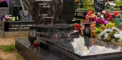 Как сделать вазу более прочной и долговечной. Сколько стоит качественная ваза на кладбище и почему лучше выбрать вазу из полистоуна?