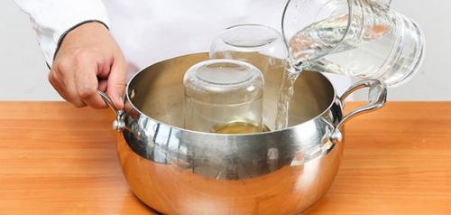 Как подготовить стеклянную бутылку перед началом работы. Как стерилизовать бутылки и банки для вина: эффективные способы