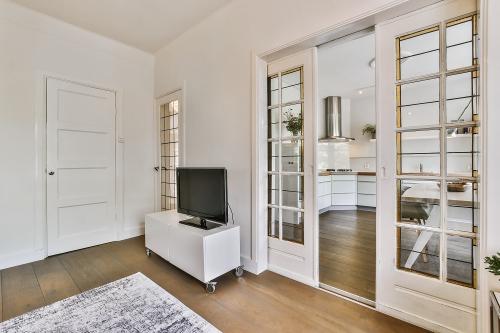 Какие преимущества использования раздвижных дверей перед традиционными дверями. Что такое раздвижные двери: плюсы и минусы