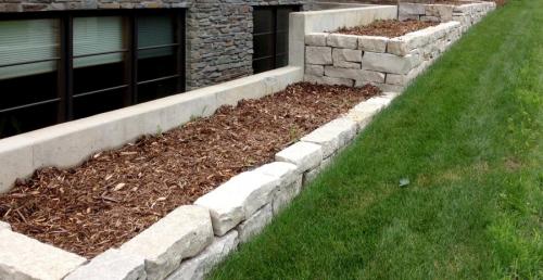 Клумба из камней вдоль забора. Виды дизайнерских решений