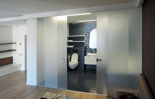 Из каких материалов изготавливаются массивные раздвижные перегородки. Стеклянные раздвижные перегородки: материалы, габариты, устройство