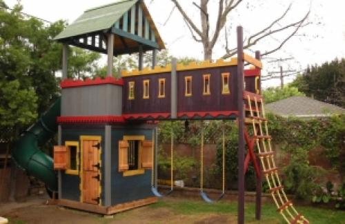 Детский домик своими руками. Домик на столбах для детей с песочницей 13