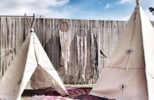 Детский домик своими руками. Домик на столбах для детей с песочницей 16