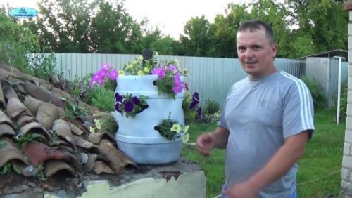 Вертикальная клумба из пластиковых бутылок