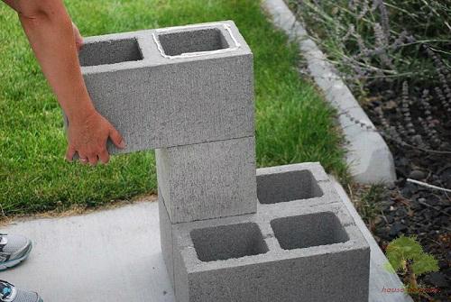 Вертикальная клумба из трубы своими руками. Вариант №1. Используем строительные блоки