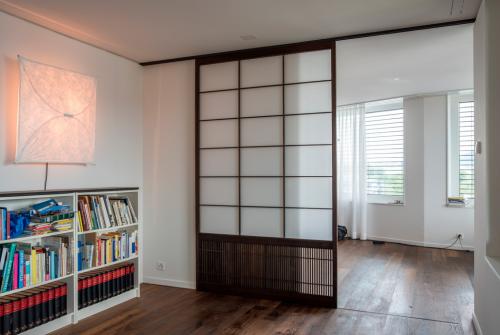 Раздвижные перегородки для зонирования в Москве: современные решения для вашего интерьера 11