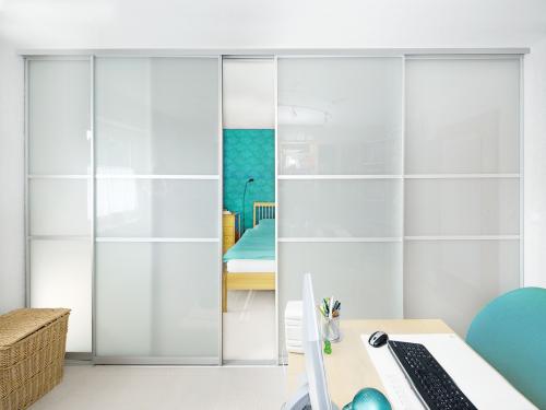 Как выбрать раздвижные перегородки, чтобы они дополнили интерьер. Необходимость установки раздвижных систем: сравнение с распашными конструкциями