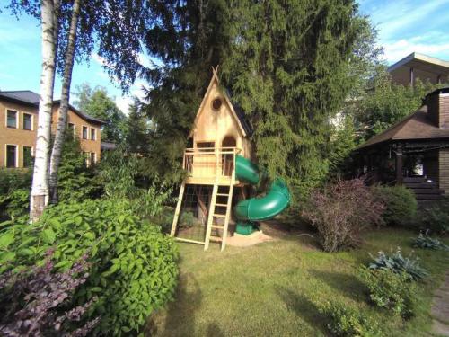 Простой домик на дереве своими руками. Домик на дереве для детей своими руками. Пошаговая инструкция, как сделать необычный домик на даче. Чертежи, схемы, фото, видео