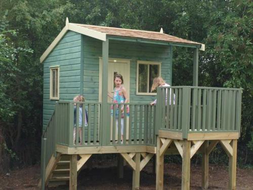 Простой домик на дереве своими руками. Домик на дереве для детей своими руками. Пошаговая инструкция, как сделать необычный домик на даче. Чертежи, схемы, фото, видео