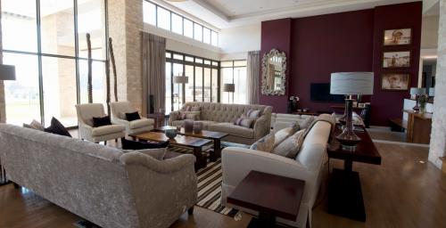 Идеи оформления стен в гостиной. Дизайн стен в гостиной (130 фото): нюансы выбора цвета, отделки, оформления. Все об украшении и декорировании стен 07