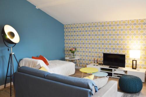 Оригинальное оформление стен в гостиной. Обои в гостиной