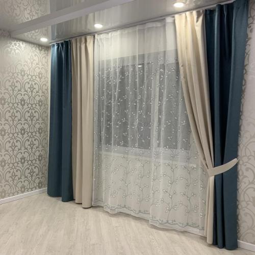 Портьеры в гостиную в современном стиле: выбор и стиль 01