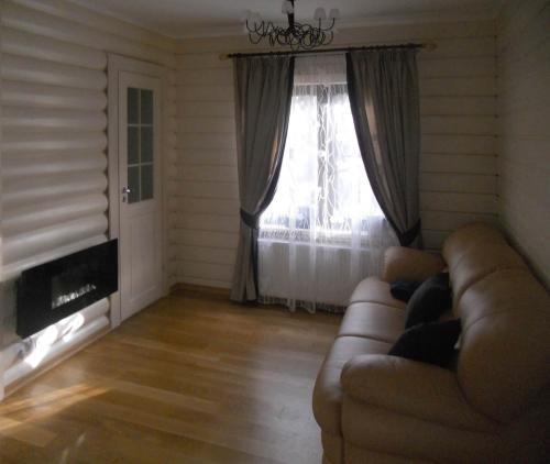 Какие современные технологии используются в производстве штор для гостиной. Шторы на люверсах – современные светозащитные системы для гостиной