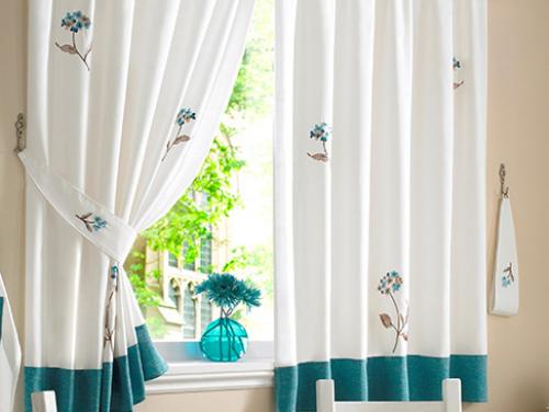 Шторы короткие для зала: выбор и стиль 27