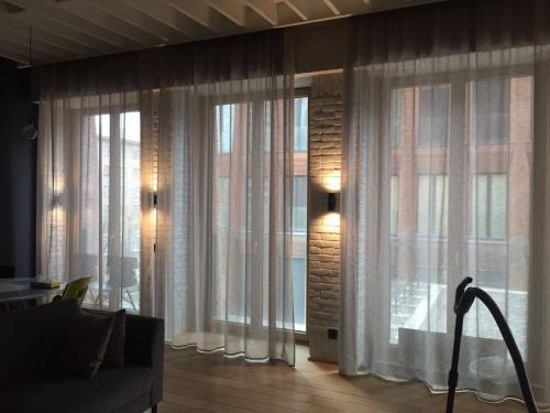 Шторы короткие для зала: выбор и стиль 05