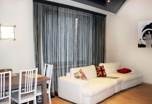 Шторы короткие для зала: выбор и стиль 08