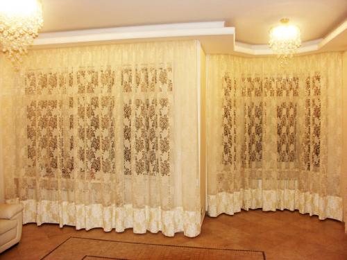 Шторы короткие для зала: выбор и стиль 09