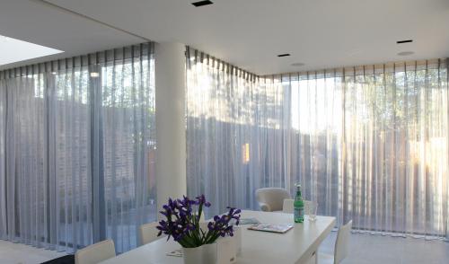 Шторы короткие для зала: выбор и стиль 11