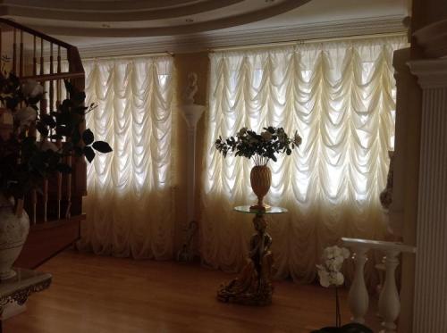 Какие стили штор подходят для современного интерьера гостиной. Шторы для гостиной (90 фото): виды, красивые идеи