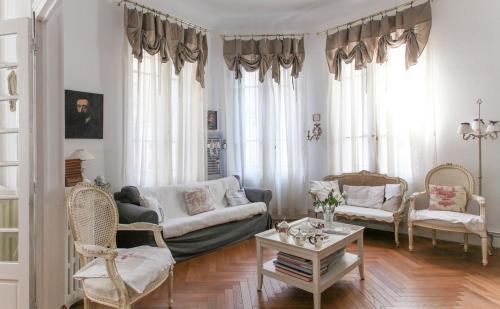 Какие ключевые особенности штор в современном стиле с тюлем. В каком стиле выбрать гостиную?