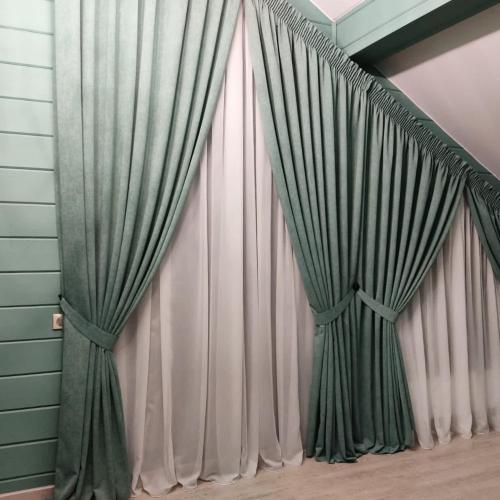 Как выбрать шторы с тюлем для современного зала 05