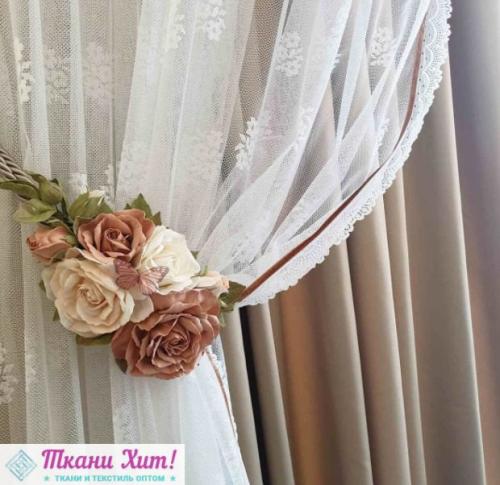 Гостиные в современном стиле: как выбрать красивые шторы для вашего интерьера 12