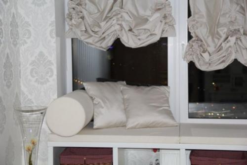 Широкий подоконник в спальне. Размер подоконника